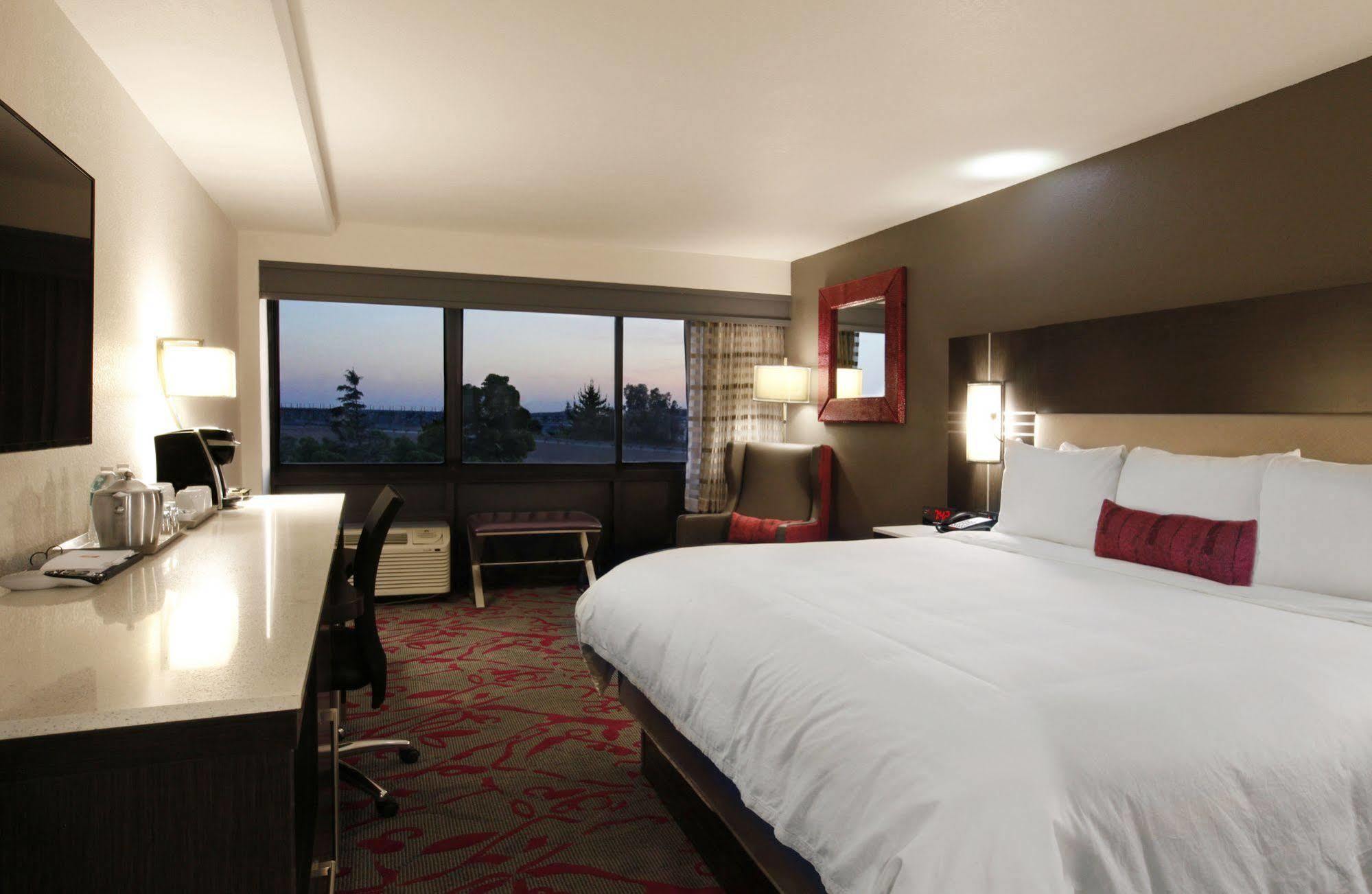 Radisson Hotel Oakland Airport Exterior photo