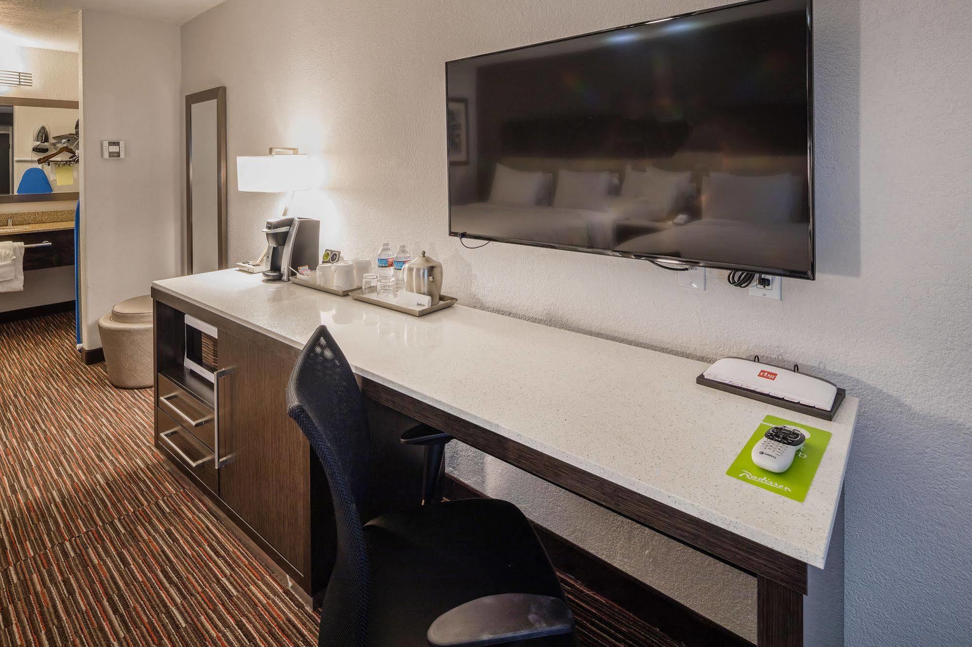 Radisson Hotel Oakland Airport Exterior photo